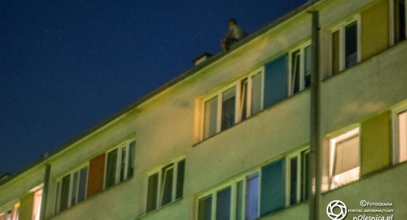 Desperat chciał skoczyć z dachu