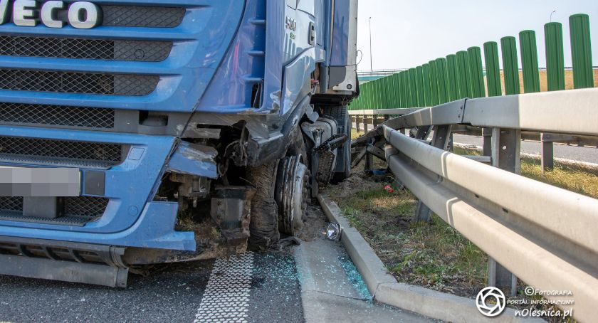 Wystrzał opony - ciężarówka uderzyła w bariery energochłonne na trasie S8