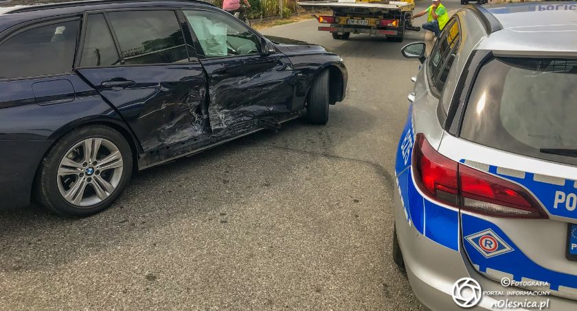 Kolizja dwóch osobówek w Dąbrowie