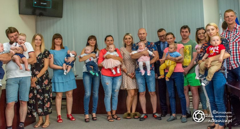 Nowi mieszkańcy Gminy Oleśnica z wizytą u wójta Marcina Kasiny