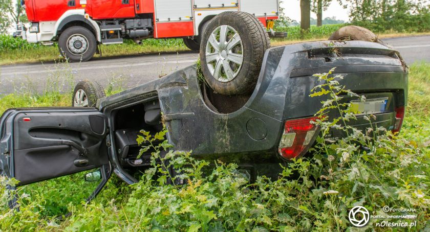 Wypadek koło Nowoszyc - dachowało auto