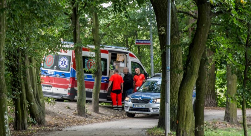 Mężczyzna siedział na torach - czy to kolejna próba samobójcza?
