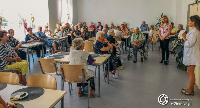 Seniorzy korzystają z porad dietetyków