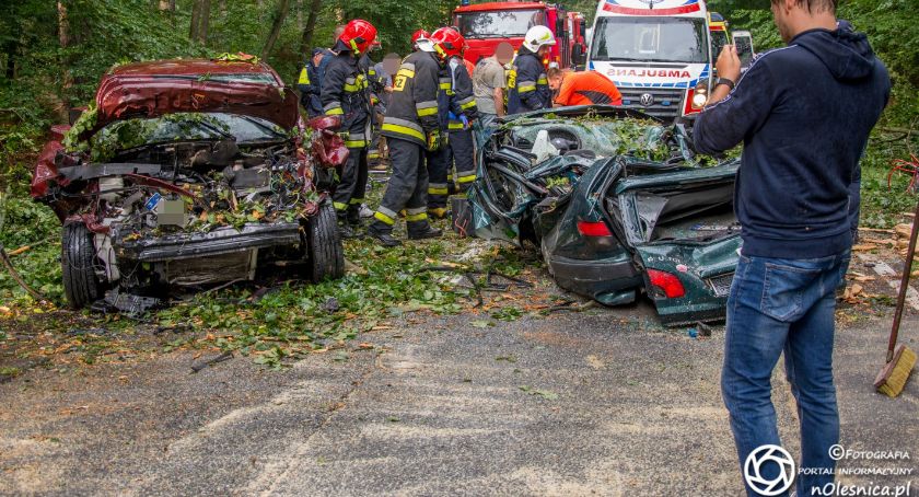 Drzewo runęło na przejeżdżające samochody na drodze DK25 - interweniował śmigłowiec LPR - VIDEO