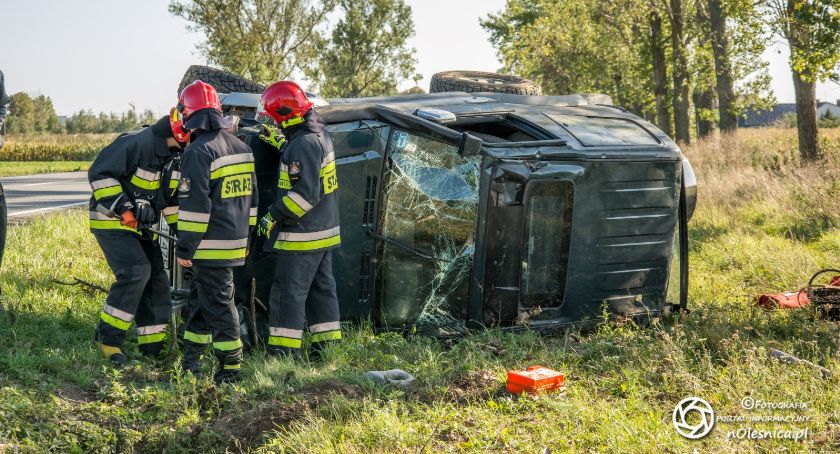 Dachowanie terenówki koło Dąbrowy