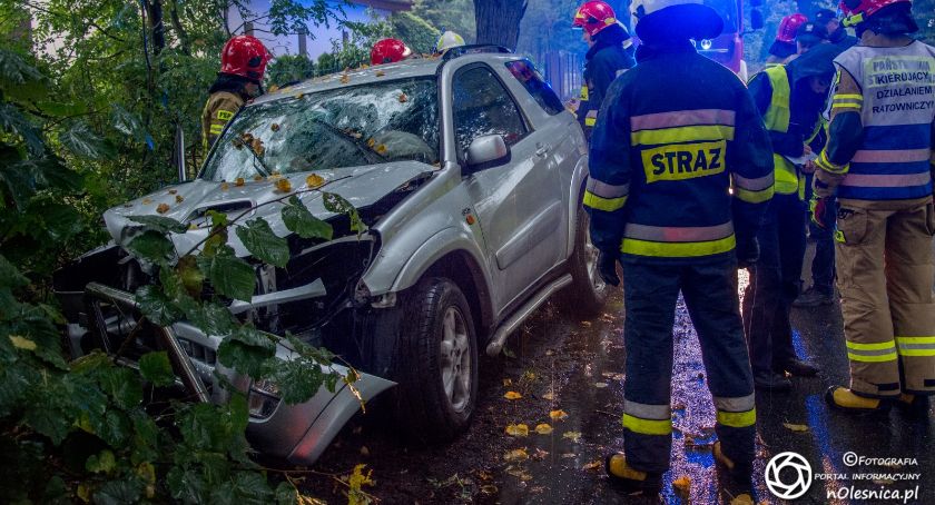 Miodary - auto wpadło na drzewo - jedna osoba odniosła obrażenia