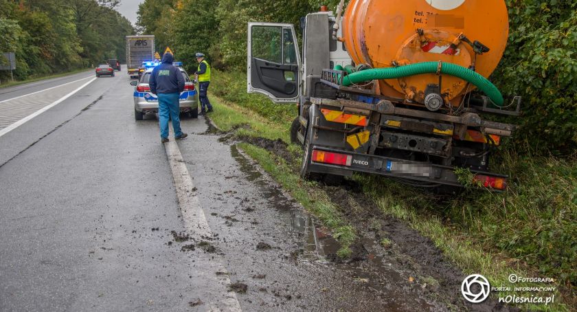 Cysterna w rowie - kierowca uciekał przed inna ciężarówką