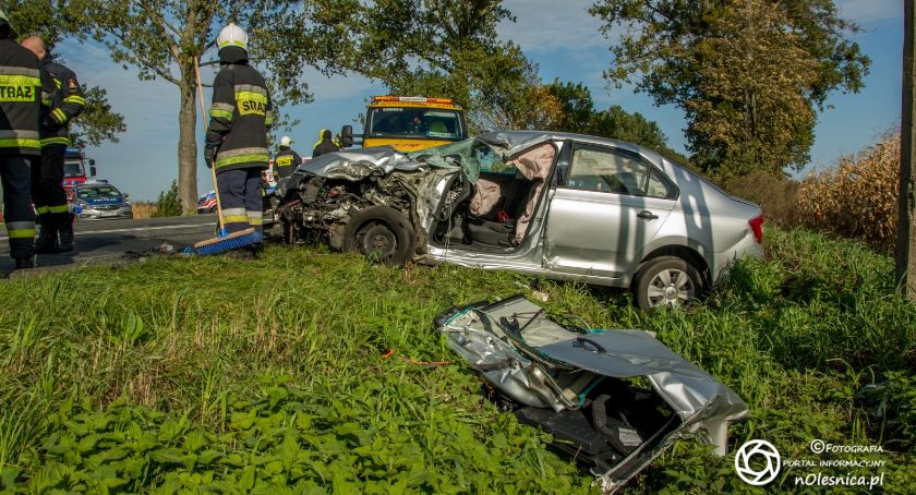 Wypadek w Solnikach Wielkich - czołowe zderzenie osobówki z ciężarówką