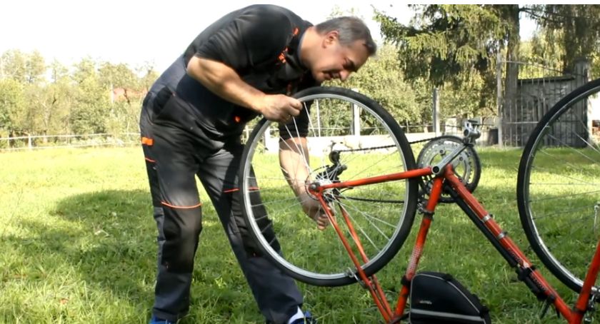 Rowerowy Zawrót Głowy - naprawa przebitej dętki w trasie - VIDEO
