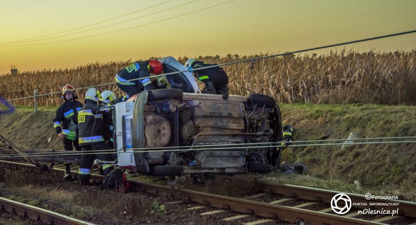 Bierutów - auto uderzyło w słup trakcji i przewróciło się na torach - VIDEO