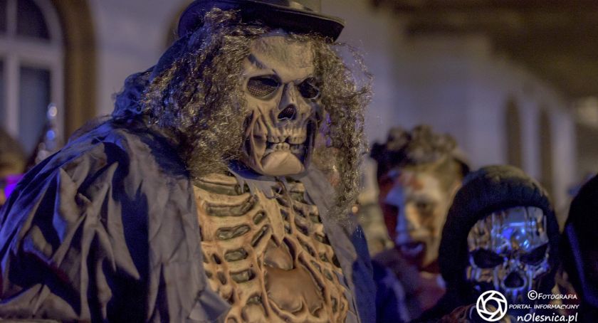 Halloween na dworcu kolejowym oraz rynku
