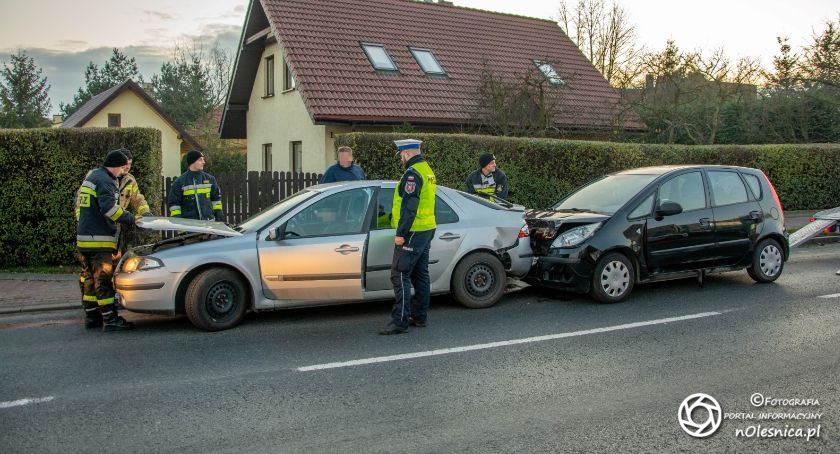 Mitsubishi wjechało w Lagunę - jedna osoba z obrażeniami