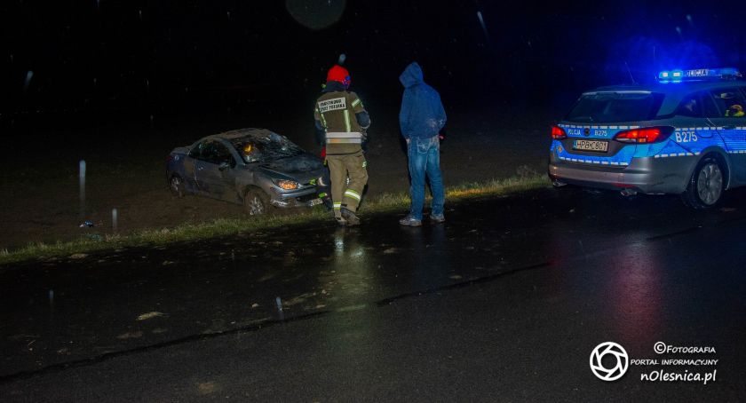 Dachowanie osobówki na drodze do Jenkowic