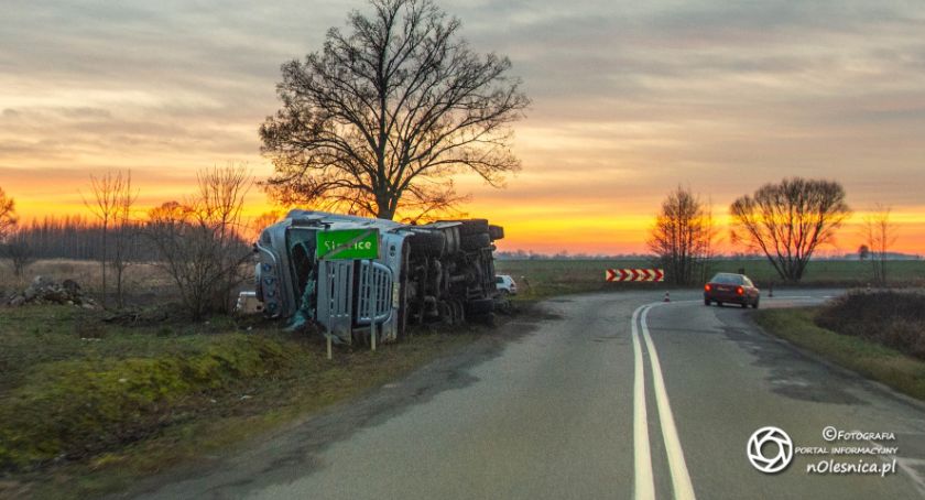 W Strzelcach przewróciła się ciężarówka