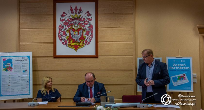 Ratusz promuje Kartę Weterana i Oleśnicką Kartę Dużej Rodziny i zaprasza do współpracy