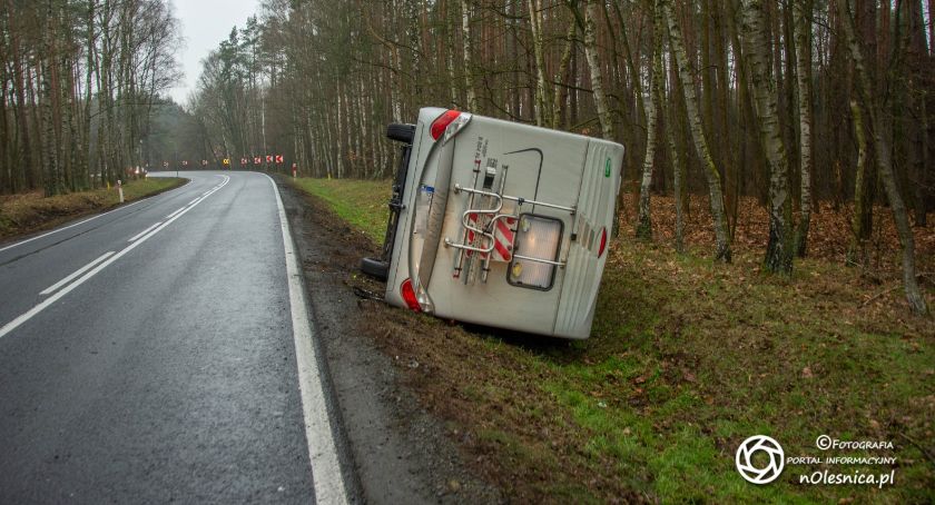 Dachowanie kampera koło Ostrowniny