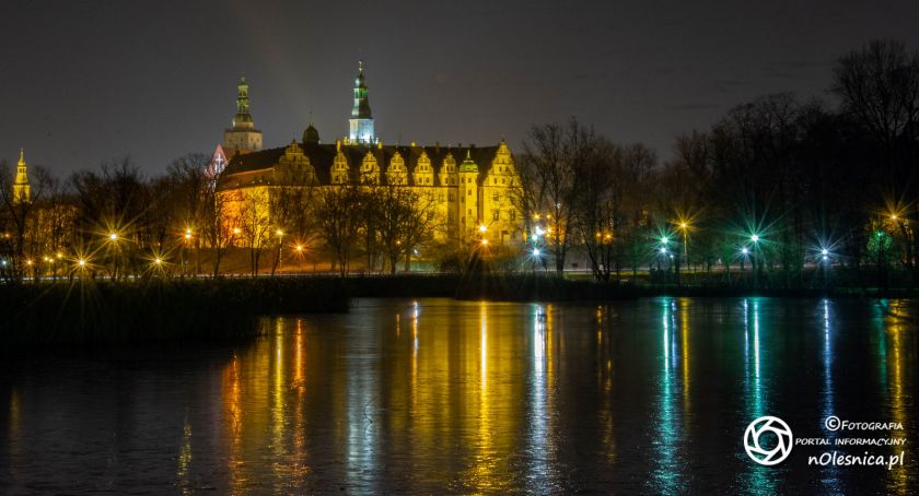 Oleśnicki Zamek wieczorową porą