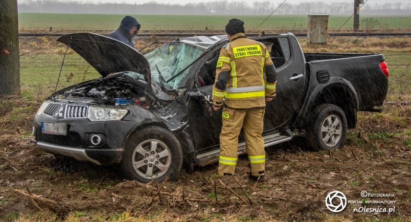 Dachowanie pickupa koło Solnik Wielkich
