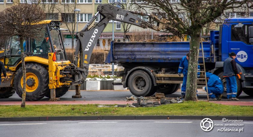 Rozbierają nawierzchnię na placu Zwycięstwa!