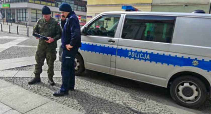 Policjanci wraz z żołnierzami sprawdzają miejsca kwarantanny