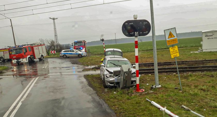 BMW uderzyło w kolejowy szlaban