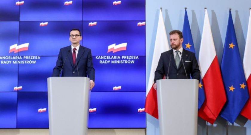 Nowe obostrzenia - kolejne punkty usługowe i sklepy zostają zamknięte - rękawiczki przed wejściem do sklepów