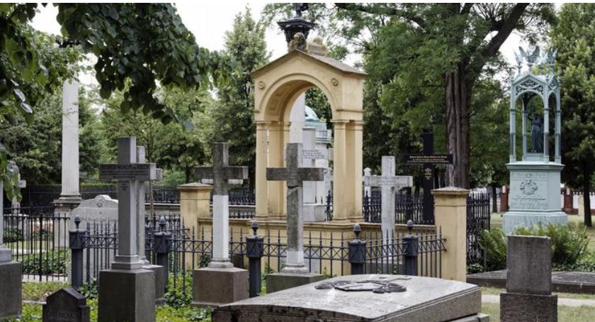 Cmentarze pozostają otwarte, jednak władze apelują o pozostanie w domu