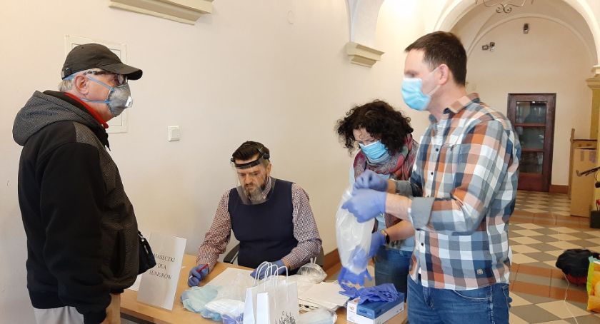 W Ratuszu urzędnicy rozdają bezpłatne pakiety dla seniorów
