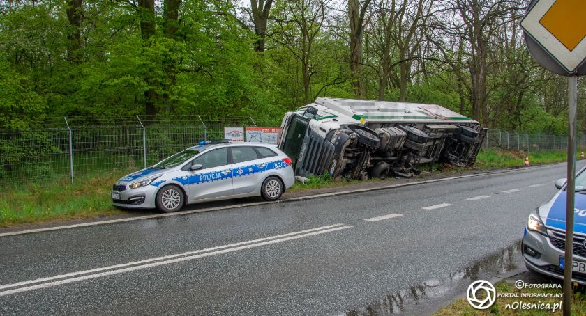W Spalicach wywróciła się ciężarówka z naczepą