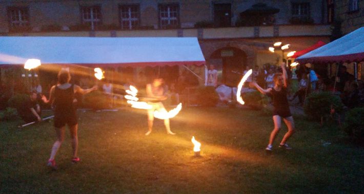 Pokaz fireshow na zamku