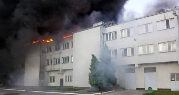 Płonie zakład w Chełstówku