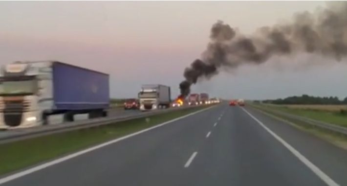 Płonie toyota na S8