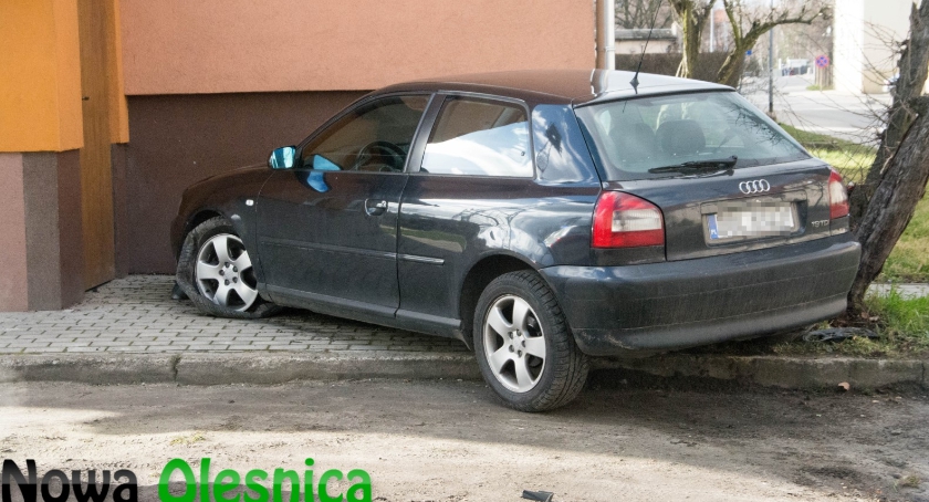 Audi prawie w budynku