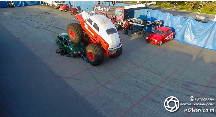 Kaskaderzy w Monster Truckach
