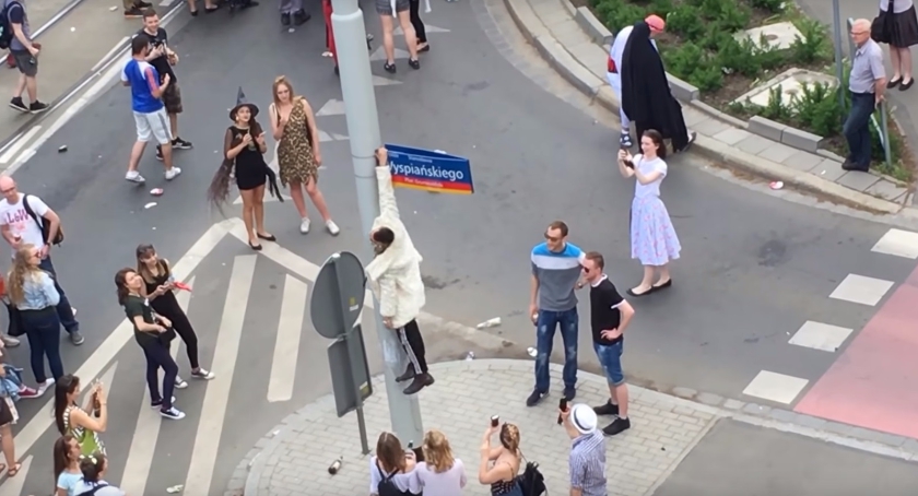 Student z Sycowa na wrocławskim słupie - VIDEO