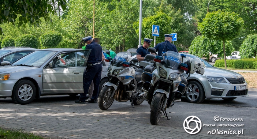 Potrącenie policjanta na motocyklu - VIDEO