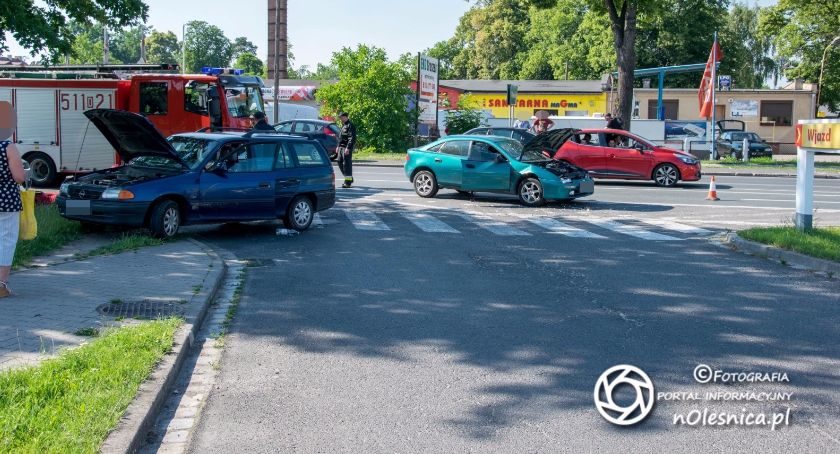 Wypadek i ucieczka kierowcy - VIDEO -  FOTO