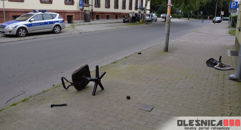 Przez okno wyleciał fotel i inne wyposażenie - interwencja policji na 3 Maja