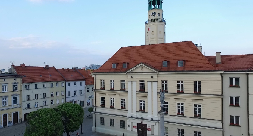 Kino na ratuszowym dziedzińcu