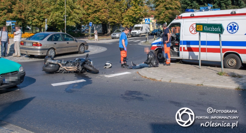 Kolizja na rondzie z udziałem motocyklisty - VIDEO