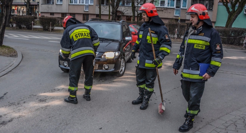 Cztery plamy ropopochodnej substancji