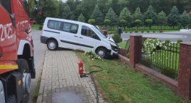Kierowca zasnął i uderzył w ogrodzenie