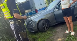Kobieta uciekając przed policją wjechała w ogrodzenie posesji