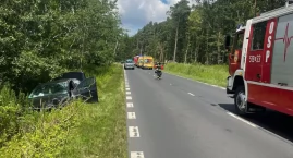Tragiczny wypadek koło Dziadowej Kłody. Nie żyje kobieta. Droga jest całkowicie zablokowana