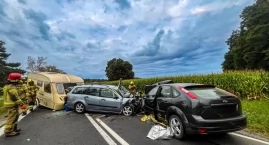 Zdjęcie przedstawia: Poważny wypadek koło Sokołowic. Jedna osoba transportowana śmigłowcem LPR