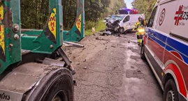 Poważny wypadek koło Kraszowa. Kierowca busa trafił do szpitala śmigłowcem LPR