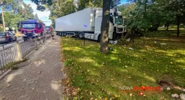 Kierowca ciężarówki zasłabł za kierownicą. Staranowa…