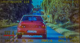 20-latek stracił prawo jazdy za jazdę 127 km/h w ter…