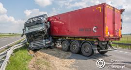 Ciężarówka uderzyła w bariery - kolejne zdarzenie na S8