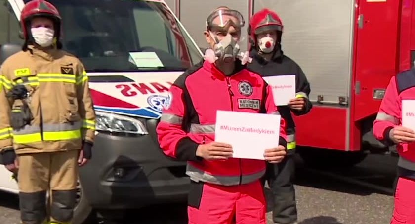 Policjanci i strażacy - Murem za medykami - Służby mundurowe sprzeciwiają się hejtowi wobec lekarzy